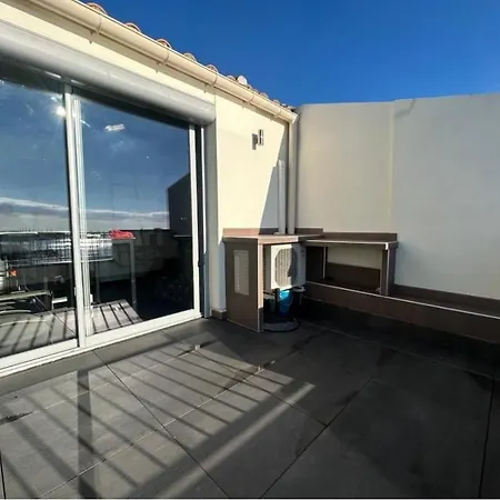 Front Marina Apartment