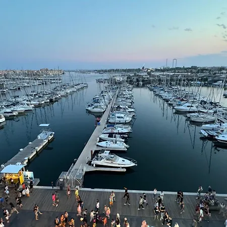 Front Marina 公寓 *